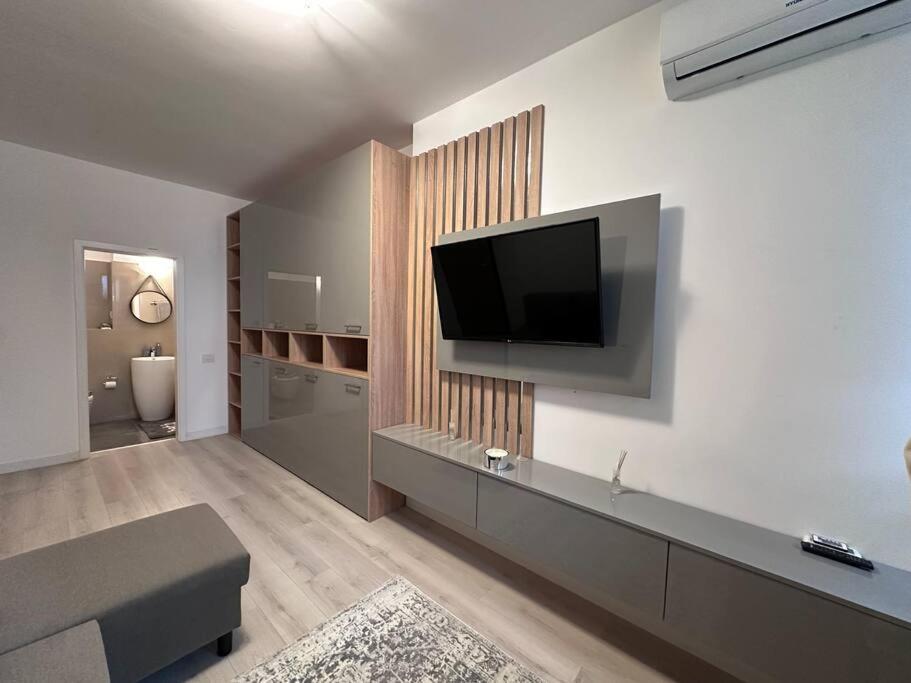 Cozy 1 Bedroom Apartment! Bucarest Exterior foto