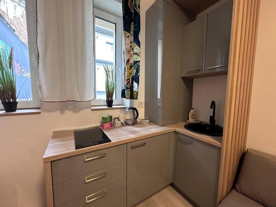 Cozy 1 Bedroom Apartment! Bucarest Exterior foto