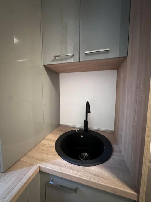Cozy 1 Bedroom Apartment! Bucarest Exterior foto